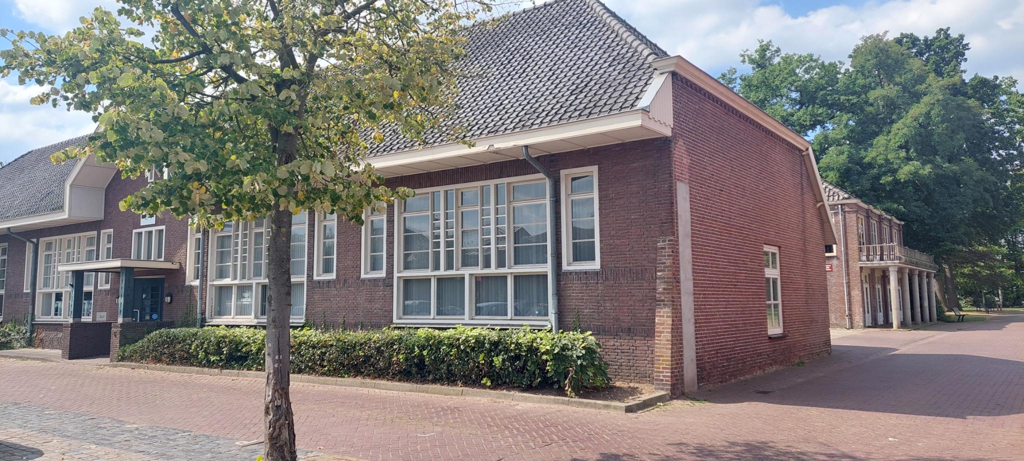 Het pand van Creatief Centrum Heeze-Leende aan de Jan Deckersstraat 6 in Heeze, met de ingang zichtbaar